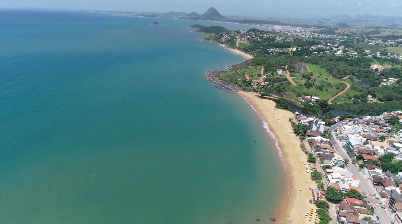 Vista aérea da Praia da Areia Preta em Iriri